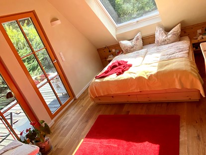 Naturhotel - Hunde erlaubt - Sachsen - Ferienhaus "Rosenscheune", Schlafzimmer für 2 Personen im Obergeschoss, mit Sonnenterasse für Yoga und Chillout - BIO-NATURIDYLL WIESENGRUND