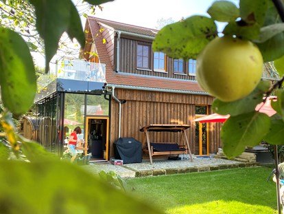 Naturhotel - Ökoheizung: Wärmepumpe - Sachsen - Ferienhaus "Rosenscheune", Blick aus dem rückwärtigen Garten - BIO-NATURIDYLL WIESENGRUND
