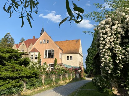 Naturhotel - Wärmerückgewinnung - Thürmsdorfer Rosen Schloss mit Schokolaterie, 5 Gehminuten vom WIesengrund entfernt, am Malerweg - BIO-NATURIDYLL WIESENGRUND