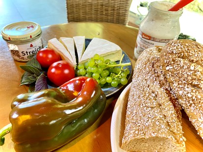 Naturhotel - Sächsische Schweiz - Reichhaltiges BIO Frühstück auf Wunsch, er wird Ihnen im Korb in Ihr Appartement gestellt und Sie frühstücken wann immer sie wollen - BIO-NATURIDYLL WIESENGRUND