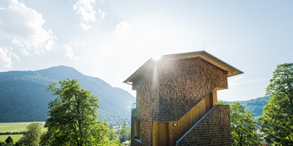 Naturhotel - Müllmanagement: Mehrweg-Geschirr - Bayern - Unsere Hüttentürme von Architekt Florian Nagler sind nachhaltig gebaut und haben einige Architekturpreise gewonnen. Je drei Doppelzimmer übereinander mit eigenem Eingang und fantastischem Ausblick. Mit Hüttenfeeling 2.0 - Tannerhof Naturhotel & Gesundheitsresort