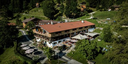 Naturhotel - Bio-Anteil: mind. 80% Bio - Tiroler Unterland - Wie ein ganzes Dorf schmiegt sich der Tannerhof ans Ende des Tals. Nachhaltig mit dem Zug erreichbar. Vor Ort gibt es Lademöglichkeiten für E Autos. - Tannerhof Naturhotel & Gesundheitsresort