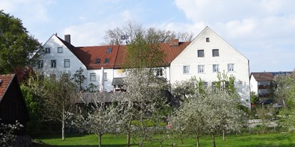 Naturhotel - Bezahlsysteme: EC-Karte - Grünwald (Landkreis München) - Südseite vom Wirtshause - Hörger Biohotel Tafernwirtschaft