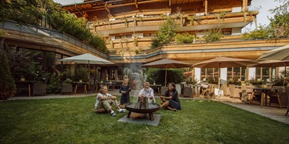 Naturhotel - Spa-Bereich mit mind. 2 unterschiedlichen Saunen - Österreich - Würstchen braten in der Feuerschale  - Gartenhotel Theresia****S