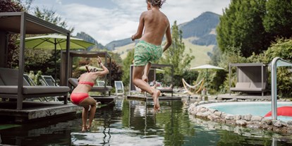 Naturhotel - auch für Familien mit Kindern - Hinterglemm - Jump in den erfrischenden Schwimmteich - Gartenhotel Theresia****S