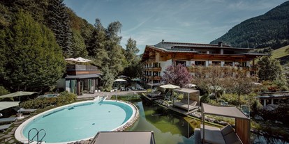 Naturhotel - Umgebungsschwerpunkt: Land - Hinterglemm - Pools in Schwimmteich im Garten - Gartenhotel Theresia****S
