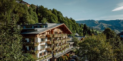 Naturhotel - Verpflegung: Halbpension - Salzburg - Frontalansicht Gartenhotel Theresia mit garantiertem Parkplatz vor dem Hotel - Gartenhotel Theresia****S