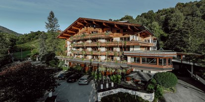 Naturhotel - Tiroler Unterland - Frontalansicht mit Parkplatz - Gartenhotel Theresia****S