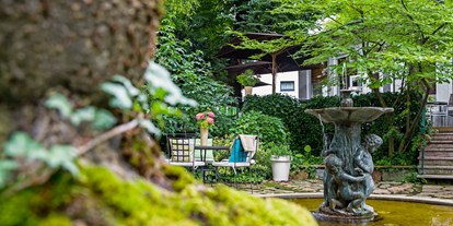Naturhotel - Bio-Küche: Laktosefreie Kost möglich - Leogang - Wunderschöner Garten im Innenhof mit Terrasse - Hotel & Villa Auersperg