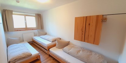 Naturhotel - Allergiker-Zimmer - Tiroler Oberland - Das Kinderschlafzimmer mit Doppelbett oder 3 Einzelbettenmöglich - Bio & Reiterhof der Veitenhof