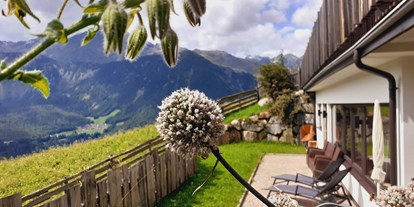 Naturhotel - Spielplatz - Tiroler Oberland - Die Sonnenterrasse beim Wellnessbereich - Bio & Reiterhof der Veitenhof