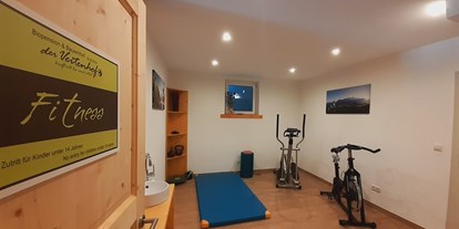 Naturhotel - Recyclingpapier - Tiroler Oberland - Der Fitnessraum Spinningrad, Crosstrainer, Yogamatten, Kettleballs  und TV - Bio & Reiterhof der Veitenhof