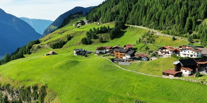 Naturhotel - Bio-Gemüse/Kräuter/Gewürze-Anbau/-verarbeitung - Tirol - Der Veitenhof von oben - Bio & Reiterhof der Veitenhof