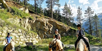 Naturhotel - Größe Spa-Bereich - Tiroler Oberland - Ein Ausritt im Wald mit unseren Haflingern - Bio & Reiterhof der Veitenhof