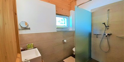 Naturhotel - Energieversorgung: CO2-Ausgleichszahlung - Leutasch - Badezimmer mit ebenerdiger Dusche - Bio & Reiterhof der Veitenhof