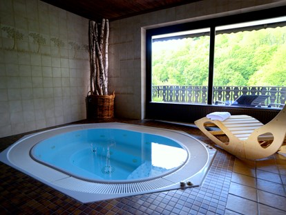 Naturhotel - Energieversorgung: 100 % Ökostrom - Hessen - Entspannen im Whirlpool - BELVEDERE-das BIO Hotel garni & SuiteHotel am Edersee