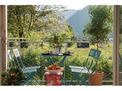Naturhotel - TV/Radio - Obertraun - So beginnt der der Tag für Sie in der Ferienwohnung THE GREEN LODGE  mit Blick ins Grüne und die Berge... - THE GREEN LODGE 