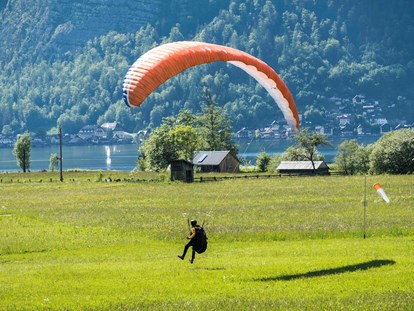 Naturhotel - Umgebungsschwerpunkt: Fluss - Oberösterreich - Vom Balkon sehen Sie die Landung von Paragleiter Piloten. Mit Blick auf den See und das berühmte Hallstatt.... - THE GREEN LODGE 