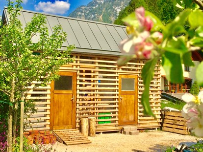Naturhotel - Energieversorgung: 100 % Ökostrom - Hallstätter See - Das Gartenhaus 
Links der Platz für Ihere Fahrräder und für Mülltennung - THE GREEN LODGE 