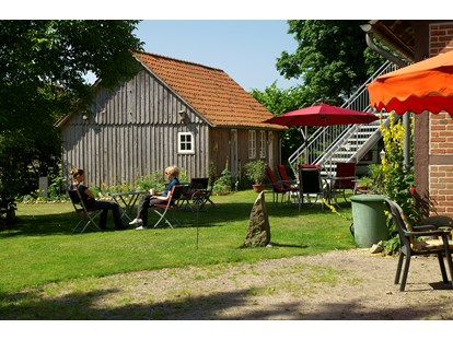 Naturhotel - Biologisch abbaubare Reinigungsmittel - Lüneburger Heide - Ruhe und Entspannung in unserem Garten im Bio-Hotel TraumzeitHof - Bio-Hotel TraumzeitHof - Naturotel 