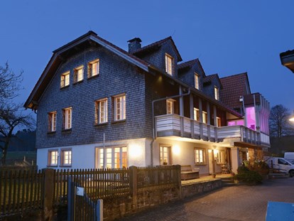 Naturhotel - Energieversorgung: CO2-Ausgleichszahlung - Dipperz - Das Biohotel LindenGut am Abend in Hessen, Rhön - LindenGut - das Bio-Gästehaus