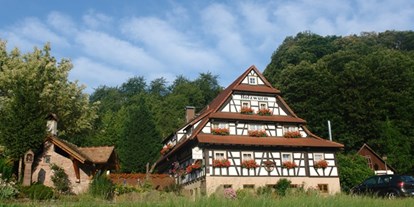 Naturhotel - barrierefrei: Barrierefreie Zimmer vorhanden - Sasbachwalden - Hausansicht: Der "Holzwurm" im Grünen - Naturhotel Holzwurm