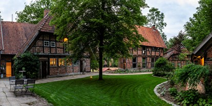 Naturhotel - Zertifizierte Naturkosmetik - Lüneburger Heide - Ein Blick auf die Terrasse, die sich im Herzen der Häuser befindet und ganz viel Ruhe und Gemütlichkeit ausstrahlt - Biohotel Wildland 