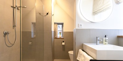 Naturhotel - WLAN: ganztägig WLAN im gesamten Hotel - Niedersachsen - Unsere Badezimmer bieten ganz viel Ablagefläche und Stauraum. Sie sind modern und dennoch fügen sie sich harmonisch in das traditionelle Haus ein - Biohotel Wildland 