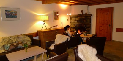 Naturhotel - Familienzimmer - Waltensburg/Vuorz - Lounge mit Kamin - Biohotel Ucliva