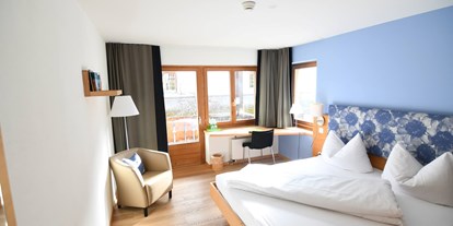 Naturhotel - Bio-Küche: Regionale Speisen - Schweiz - Doppelzimmer mit Balkon und Schreibtisch - Biohotel Ucliva