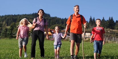 Naturhotel - Bio-Küche: Biologisches Angebot - Diex - Familie beim Wandern - Bio-Bauernhof Petschnighof