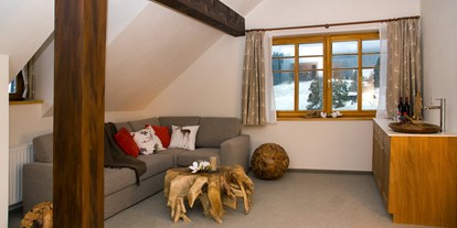 Naturhotel - Wassersparmaßnahmen - Schwarzenberg (Schwarzenberg) - Zimmer mit Holztisch - BÖDELE ALPENHOTEL