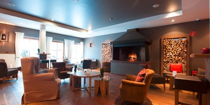 Naturhotel - Sauna - Bayrischzell - Ausspannen am offenen Kamin im Bereich der Bar - Q! Resort Health & Spa Kitzbühel
