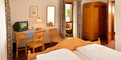 Naturhotel - Auszeichnung / Zertifikat / Partner: ABCERT - Sankt Peter (Landkreis Breisgau-Hochschwarzwald) - Gästezimmer mit Fichtenholzmöbeln - Gasthof Adler