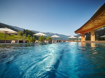 Naturhotel - Auszeichnung / Zertifikat / Partner: ABCERT - Tiroler Unterland - Pool mit Blick in die Berge - Holzhotel Forsthofalm