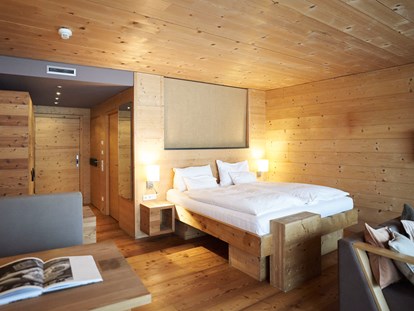 Naturhotel - Berchtesgaden - Zimmer aus Mondholz - Holzhotel Forsthofalm