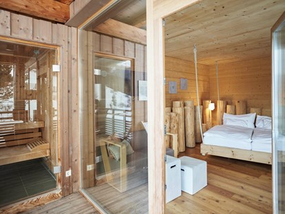Nature hotel - Austria - Suite aus Mondholz mit privater Sauna auf dem Balkon - Holzhotel Forsthofalm