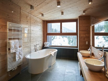 Naturhotel - Bio-Küche: Bio-Frühstück - Tiroler Unterland - Badezimmer in der Secret Forest Suite - Holzhotel Forsthofalm