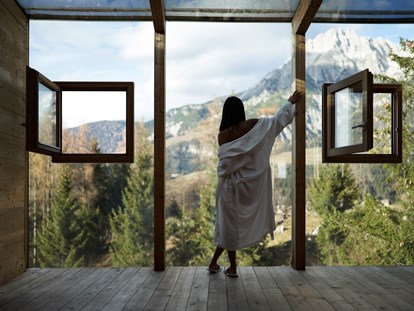 Naturhotel - Umgebungsschwerpunkt: Berg - Tiroler Unterland - Blick in die Natur aus einem der Ruheräume im Wellnessbereich - Holzhotel Forsthofalm