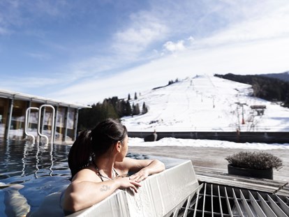 Naturhotel - Tiroler Unterland - Rooftop Pool mit Blick auf die Skipiste - Holzhotel Forsthofalm