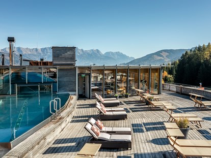 Naturhotel - Wasserbehandlung/ Energetisierung: Grander® Wasser - Salzburg - Dachterrasse mit Plätzen an der Sonne - Holzhotel Forsthofalm