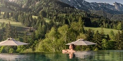 Naturhotel - Auszeichnung / Zertifikat / Partner: Green Spa Partner - Pinzgau - Tanken Sie die Kraft der Alpen in unserem Außenpool mit Bergblick. - Naturhotel Forsthofgut