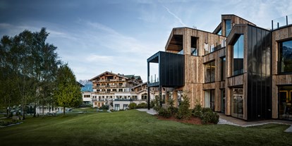 Naturhotel - Zertifizierte Naturkosmetik - Salzburg - Das Naturhotel Forsthofgut liegt inmitten von Wiesen und Wäldern, umgeben von einem großen Garten mit eigenem Bio-Badesee. - Naturhotel Forsthofgut