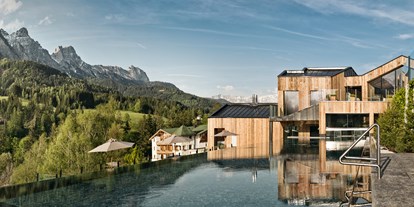 Naturhotel - Tiroler Unterland - 9 x 5,5 m Außenpool mit Massagebänken. - Naturhotel Forsthofgut