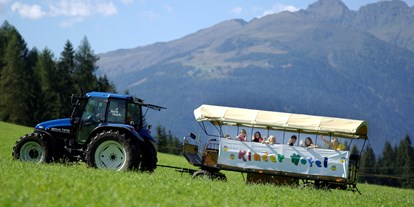 Naturhotel - Umgebungsschwerpunkt: Berg - Weissensee - Teil der Kinderbetreuung - Trecker-Ausflug - BIO-Kinderhotel Kreuzwirt