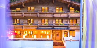 Naturhotel - Sonnenterrasse - Kitzbühel - Hausansicht Sommerabend - The RESI Apartments "mit Mehrwert"