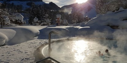 Naturhotel - Umgebungsschwerpunkt: Berg - Hinterglemm - Abendschwimmen bei 31 °C inmitten der Winterlandschaft - The RESI Apartments "mit Mehrwert"