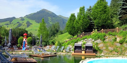 Naturhotel - Umgebungsschwerpunkt: Berg - Hinterglemm - Schwimmteich & Pool mit Blick zum Zwölferkogel - The RESI Apartments "mit Mehrwert"