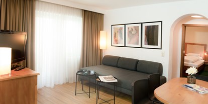 Naturhotel - Sauna - Leogang - 3-Raum Apartment Wohnzimmer mit Blick ins Elterschlafzimmer - The RESI Apartments "mit Mehrwert"