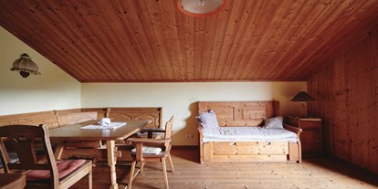 Naturhotel - Umgebungsschwerpunkt: Berg - Obertraun - Stube mit Dachschräge im mittleren Apartment - Naturhaus Lehnwieser